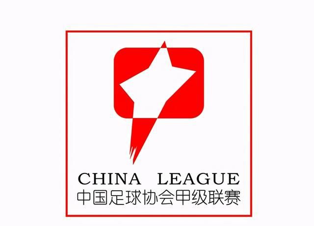 她发现，自己身后约莫十几米外的位置，正站着一个熟悉的身影。